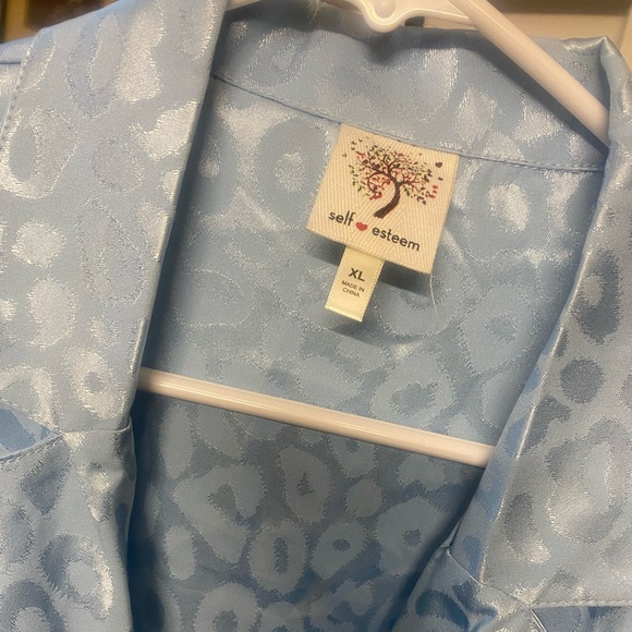 LAST CHANCE - Light blue button up blouse with subtle leopard print - Picture 8 of 8